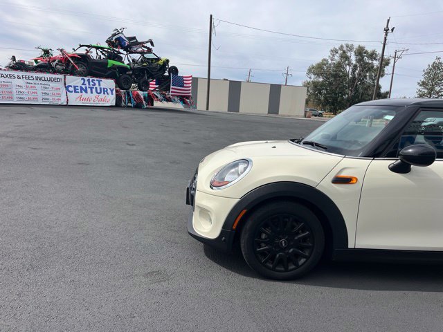 Used 2018 MINI Cooper 4-Door Hardtop FWD image 4