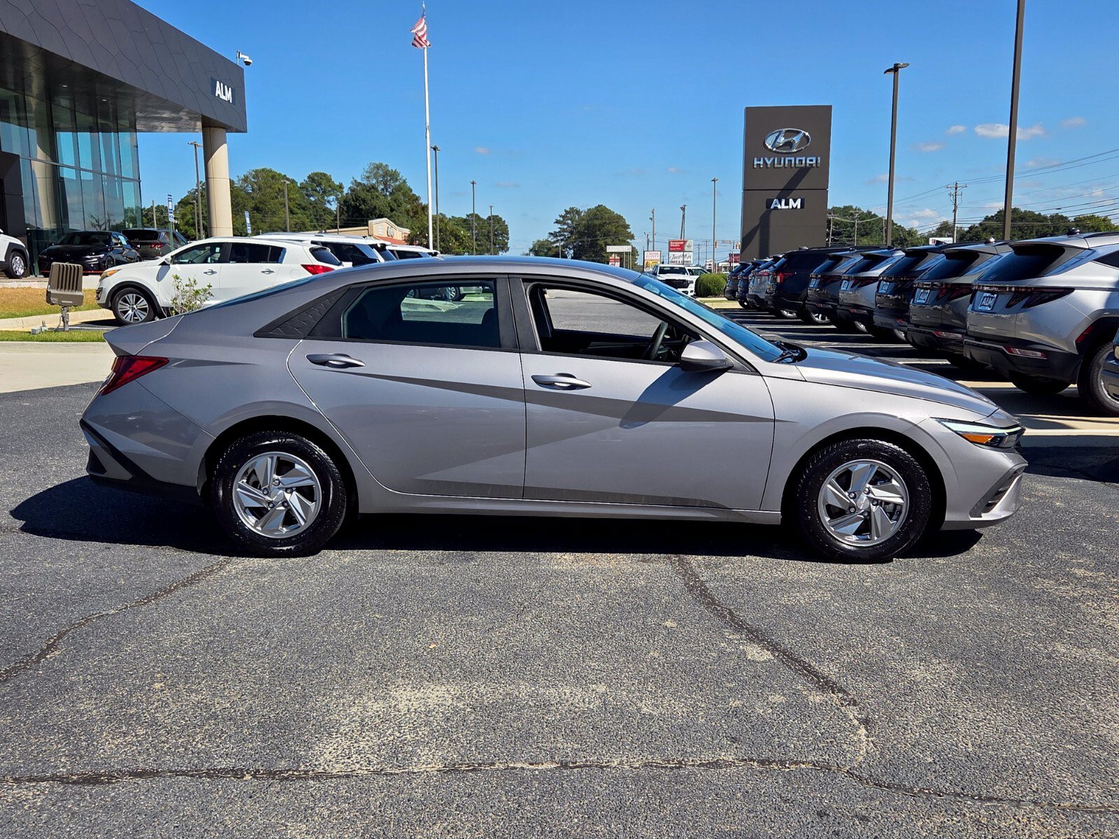 Used 2024 Hyundai Elantra SE FWD image 12