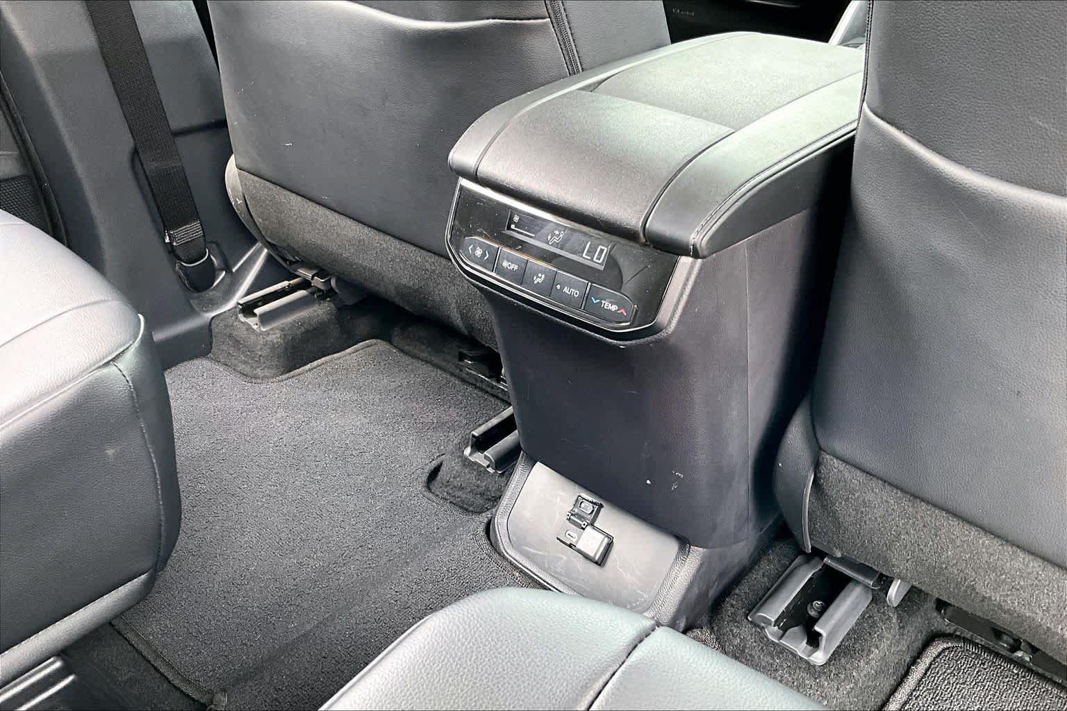 Used 2025 Toyota Highlander XLE AWD/4WD image 10
