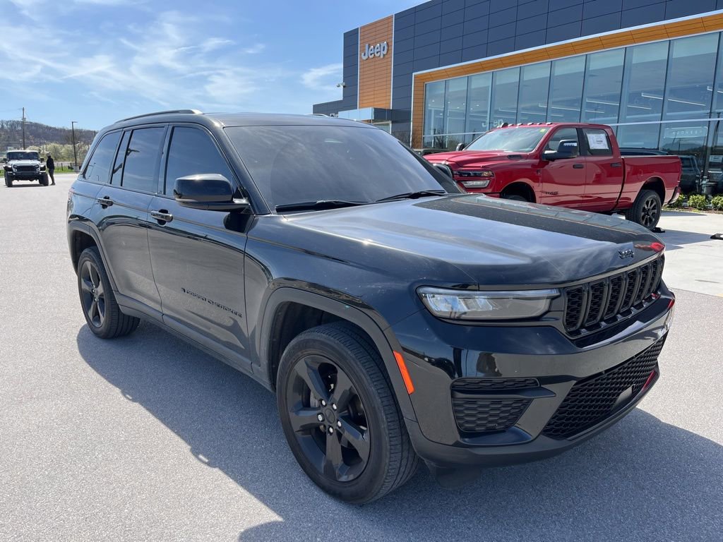 Used 2023 Jeep Grand Cherokee Altitude image 4