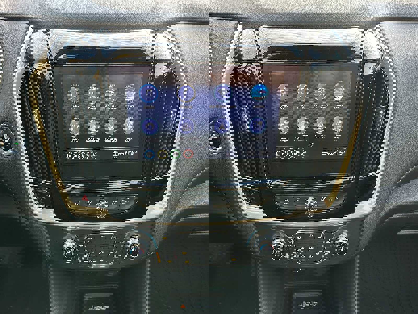 Used 2022 Chevrolet Traverse LT image 27