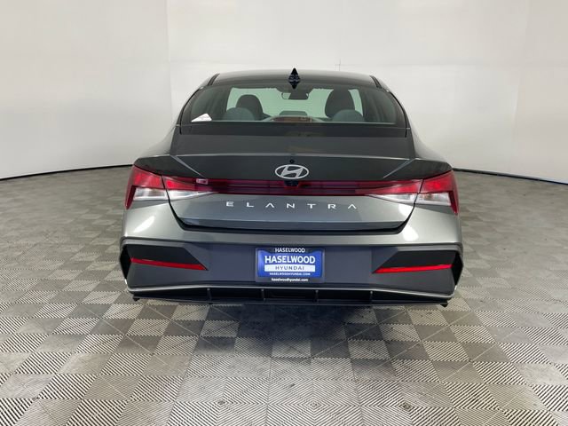 Certified 2025 Hyundai Elantra SE w/ Cargo Package image 23