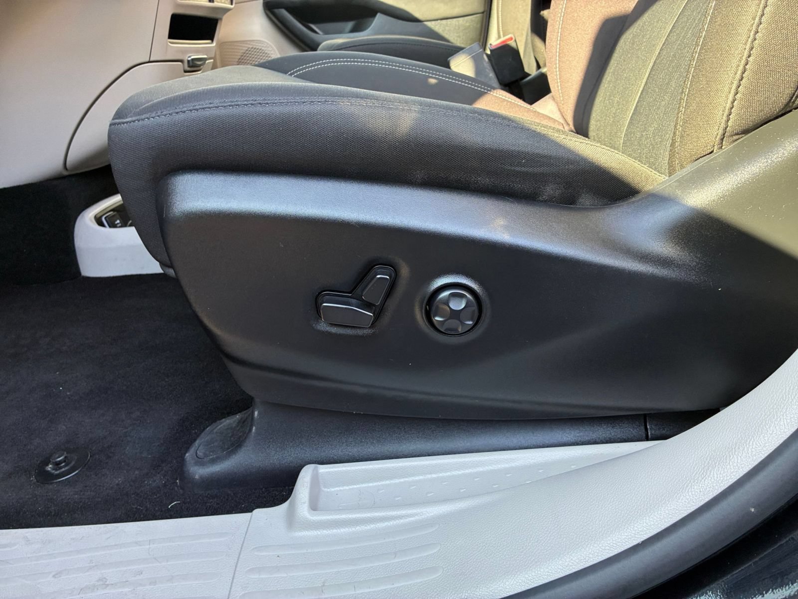 Used 2024 Chrysler Voyager LX FWD image 21