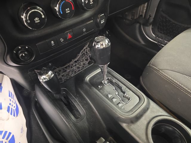 Used 2018 Jeep Wrangler Unlimited Sahara w/ Connectivity Group AWD/4WD image 24