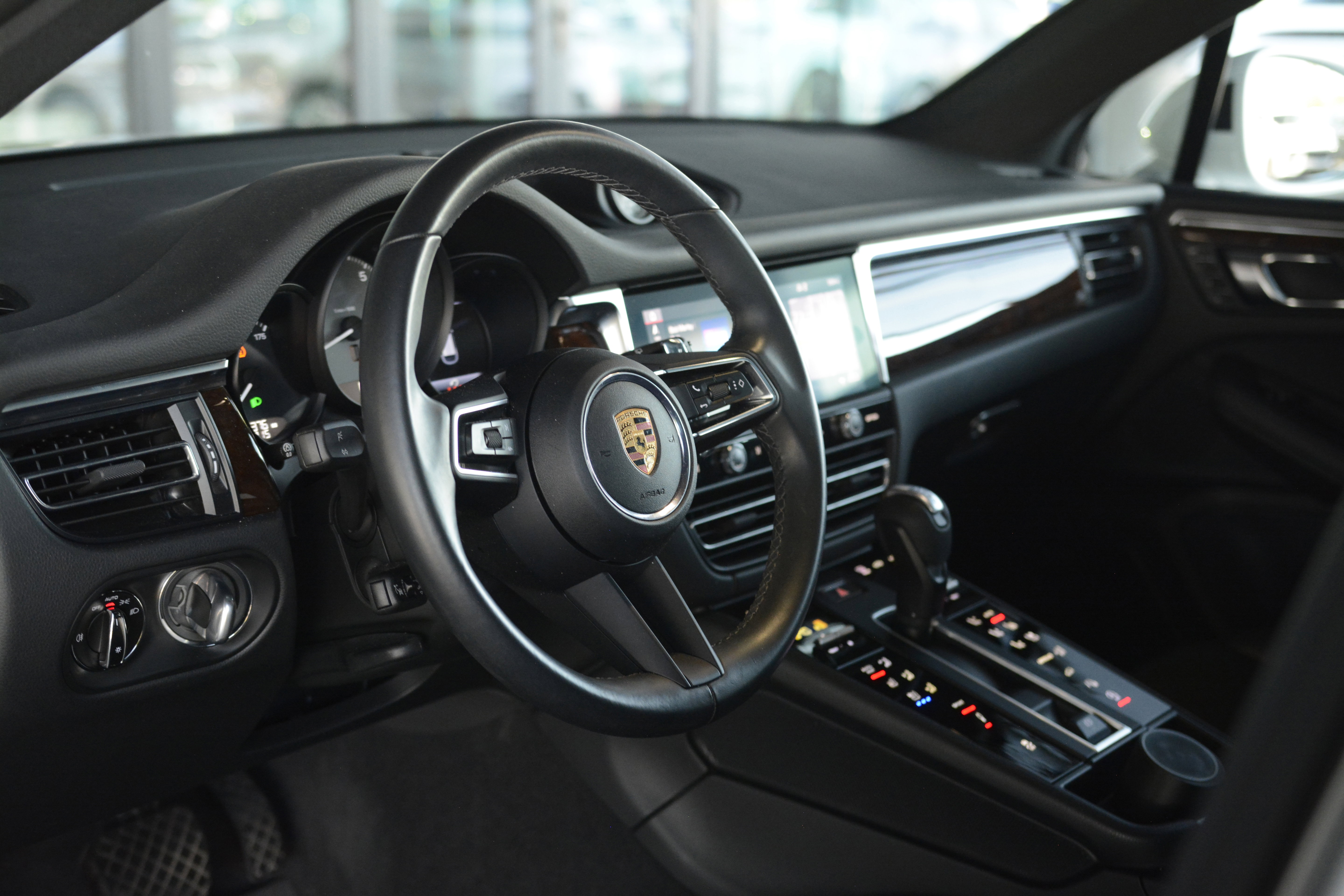 Certified 2022 Porsche Macan S AWD/4WD image 4
