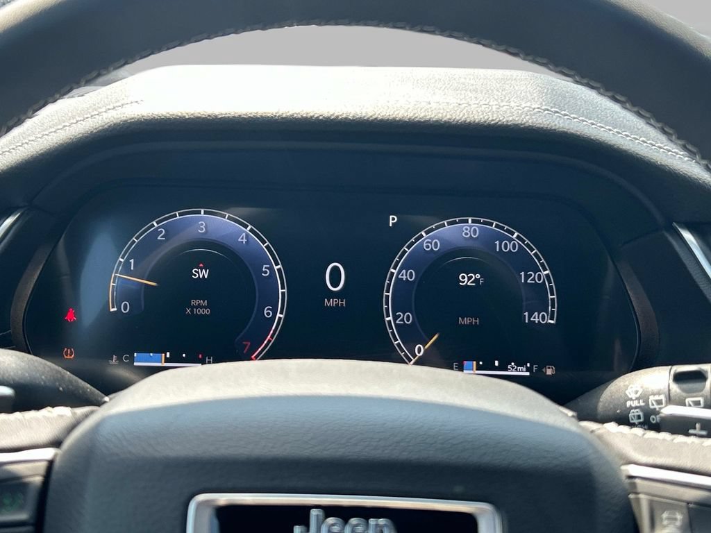 Used 2025 Jeep Grand Cherokee Limited AWD/4WD image 24