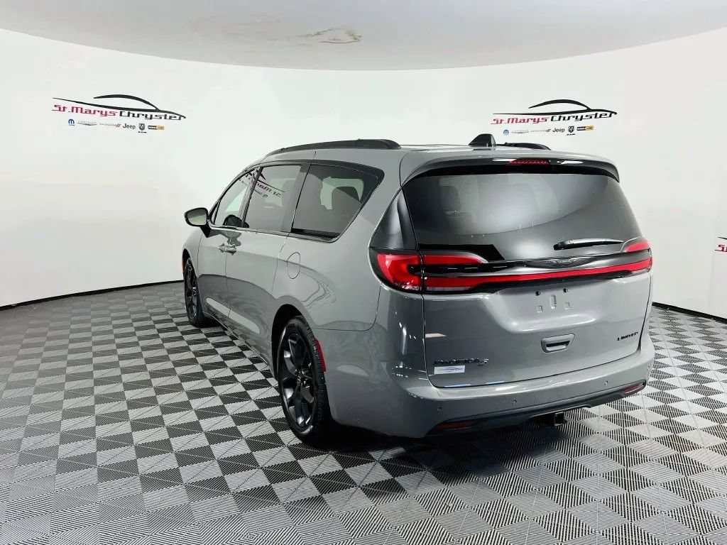 Used 2025 Chrysler Pacifica Limited w/ Trailer Tow Group FWD image 6