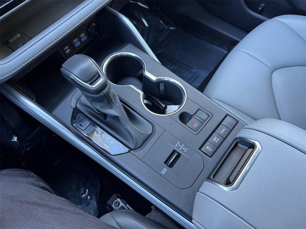 Used 2022 Toyota Highlander XLE image 23