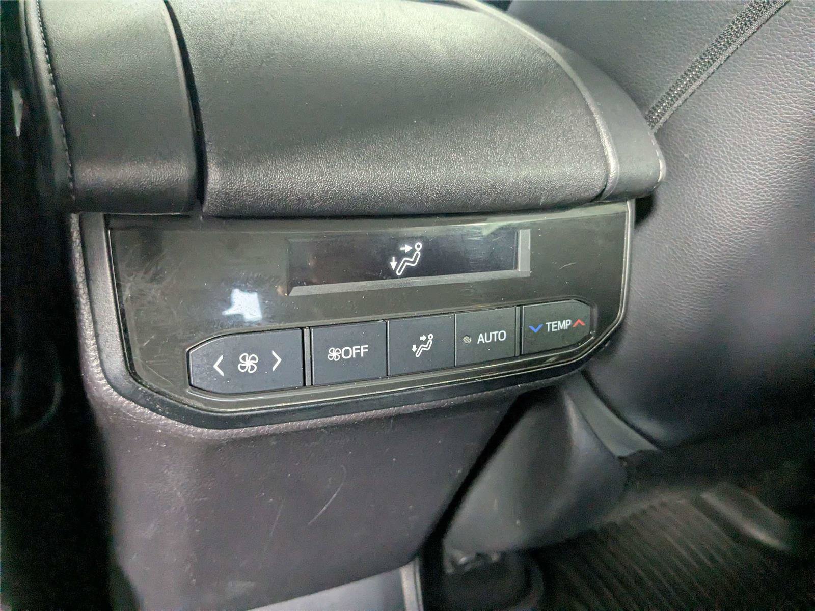 Used 2021 Toyota Highlander XLE FWD image 38