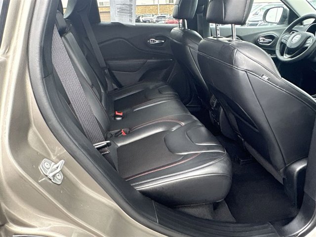 Used 2020 Jeep Cherokee Trailhawk image 25
