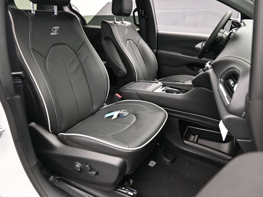 New 2026 Chrysler Pacifica Limited w/ S Appearance Package FWD image 40