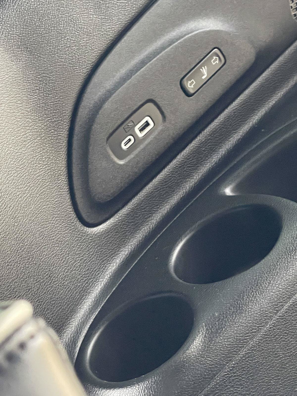 Used 2023 Chrysler Pacifica Limited w/ Uconnect Theater Family Group FWD image 23
