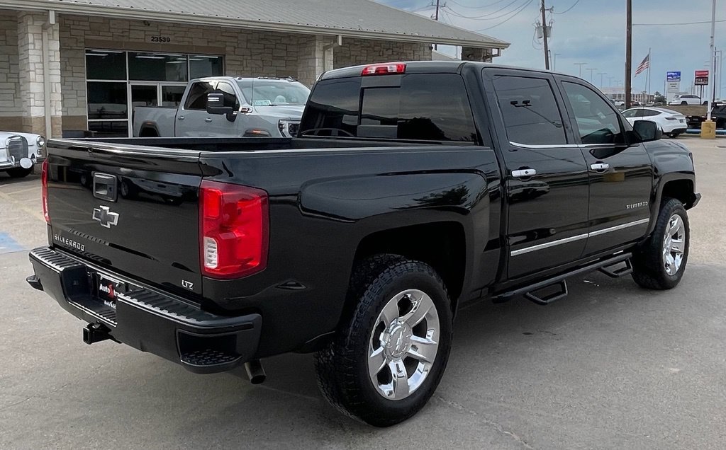 Used 2017 Chevrolet Silverado 1500 LTZ Z71 AWD/4WD image 4