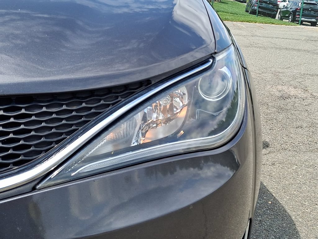 Used 2018 Chrysler Pacifica Touring-L FWD image 12