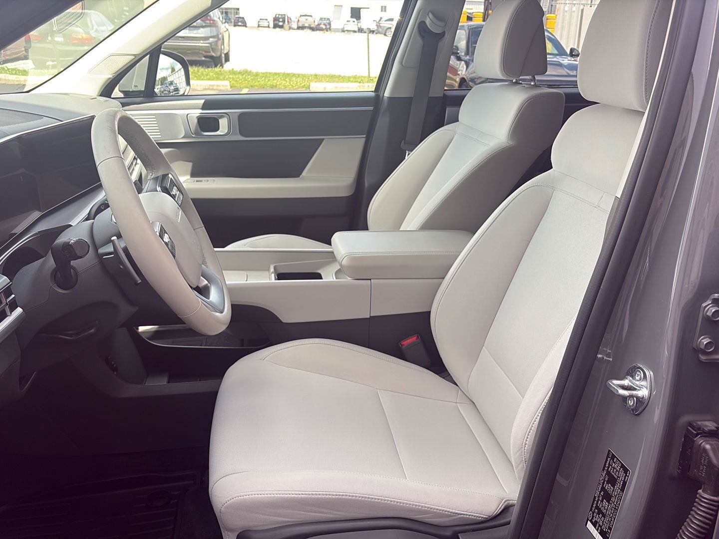 Used 2025 Hyundai Santa Fe SE AWD/4WD image 6
