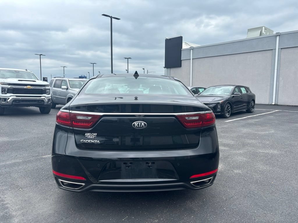 Used 2017 Kia Cadenza Premium w/ Luxury Package FWD image 4