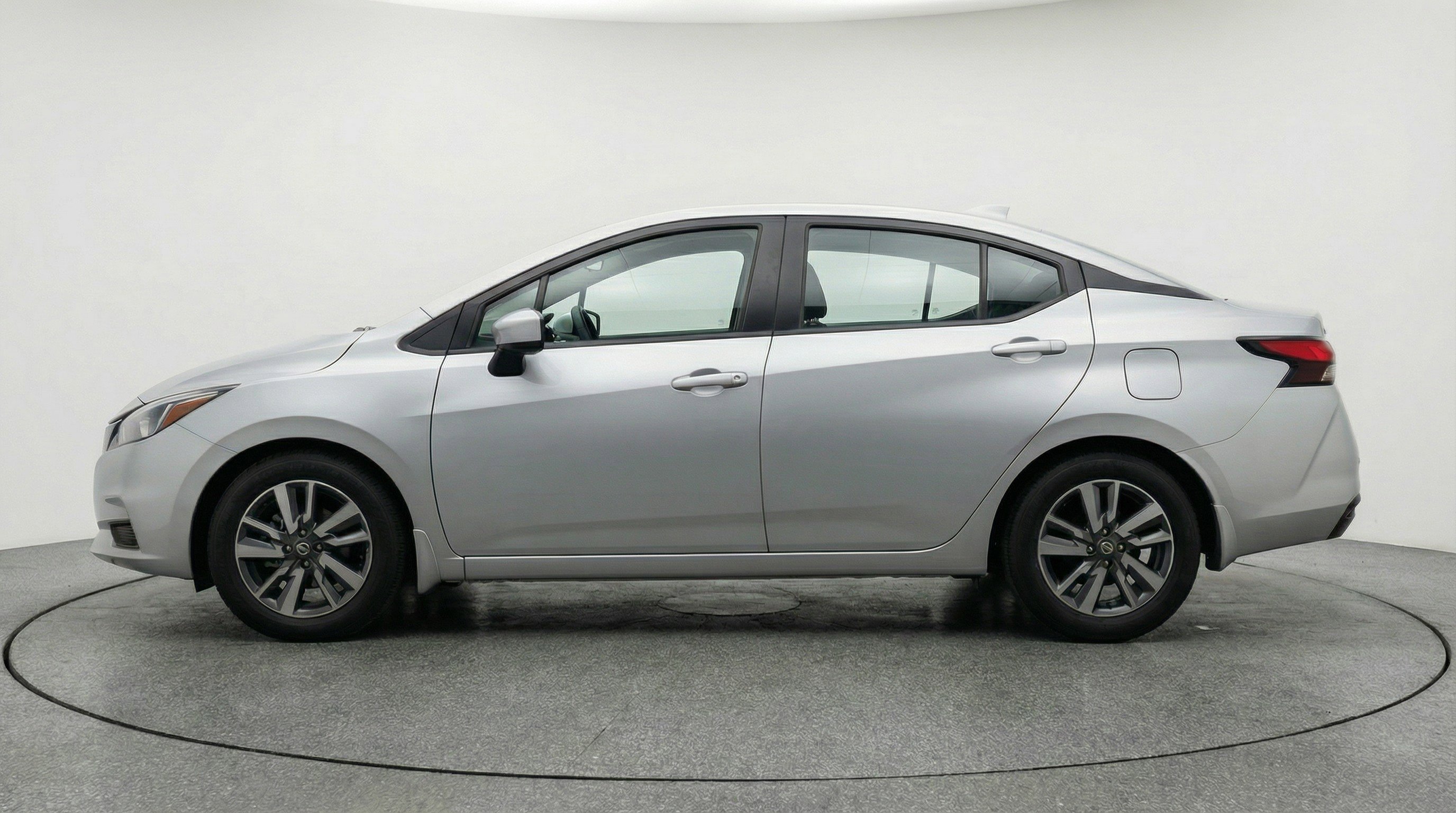 Used 2025 Nissan Versa SV image 5