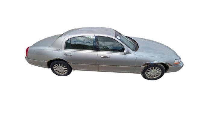 Used 2003 Lincoln Town Car Signature RWD image 7