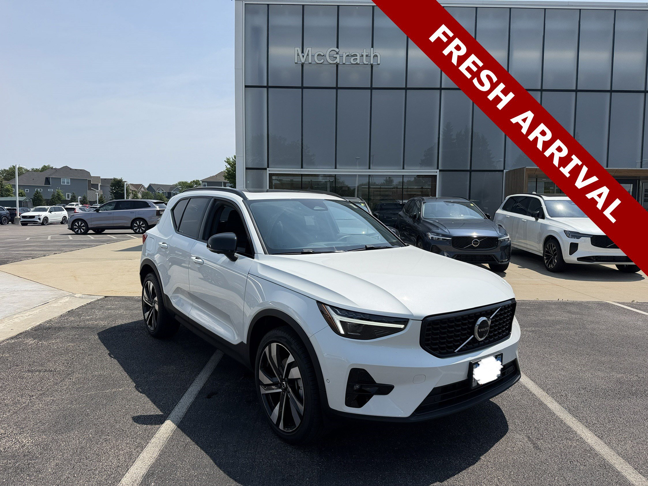 Used 2025 Volvo XC40 B5 Ultra AWD/4WD image 1