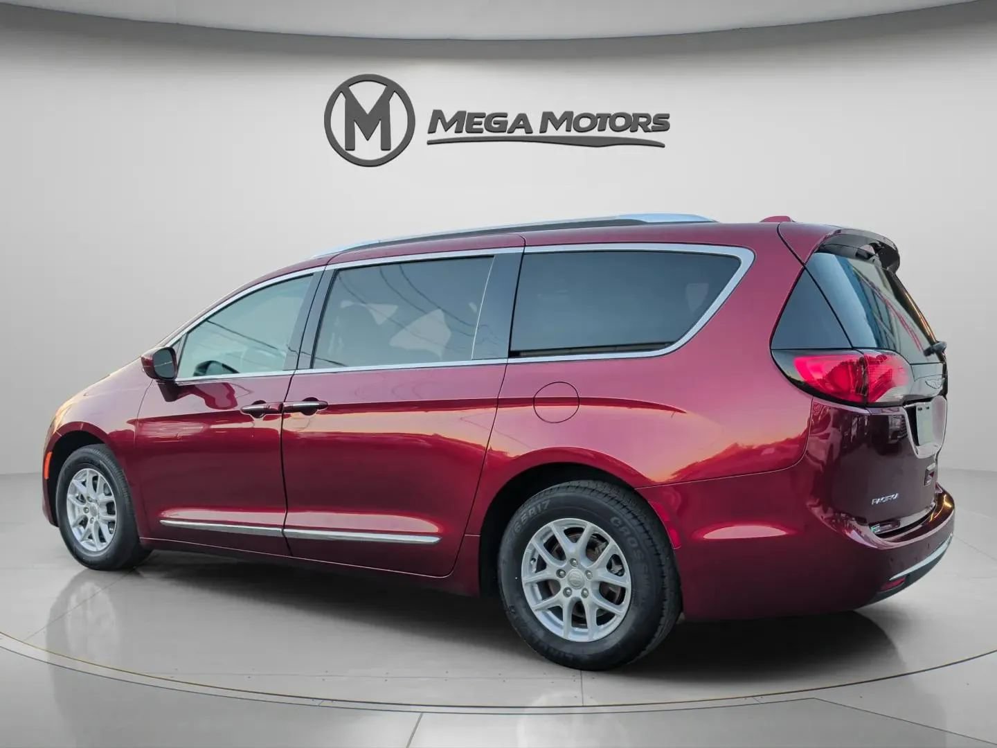 Used 2020 Chrysler Pacifica Touring-L FWD image 4