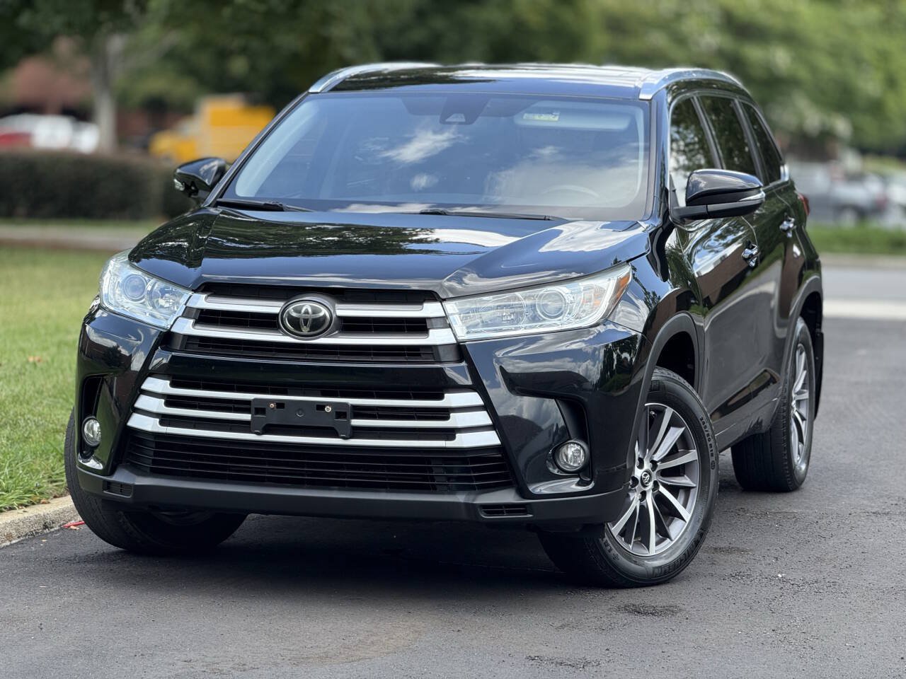 Used 2018 Toyota Highlander XLE w/ Carpet Mat Package (TMS) AWD/4WD image 1