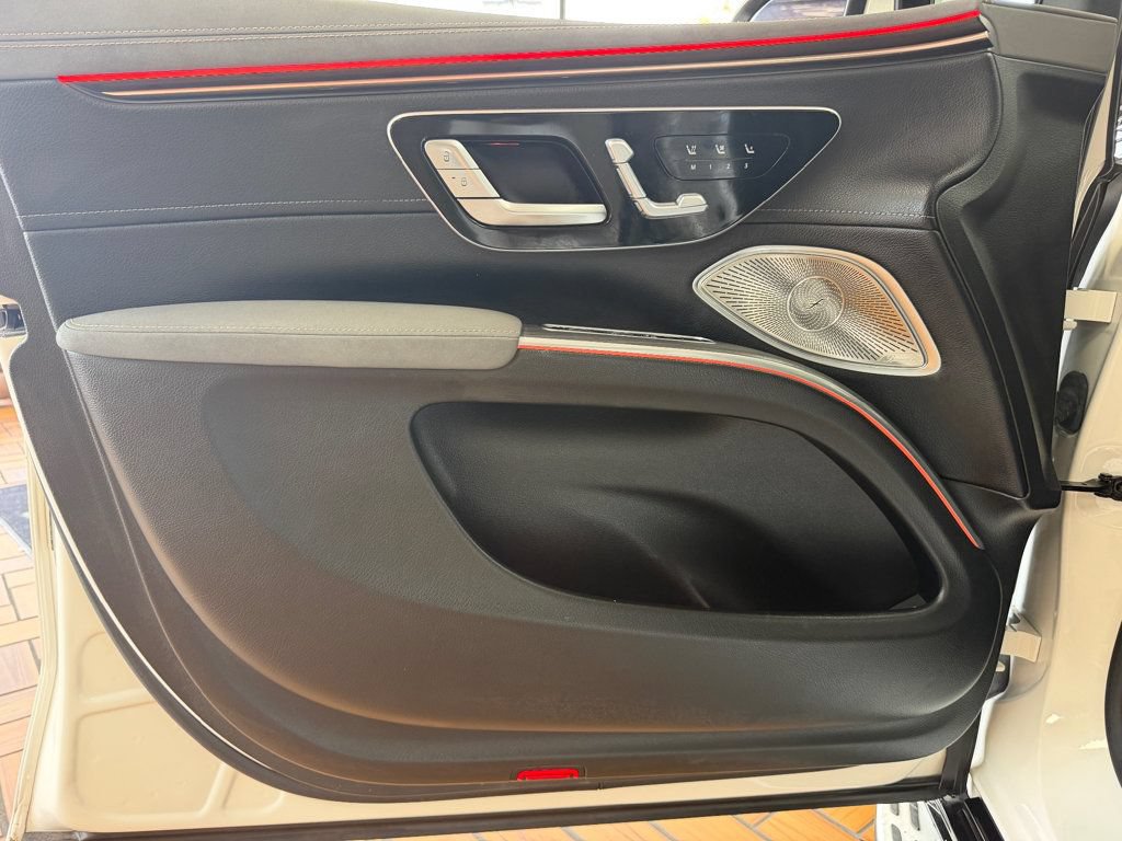Used 2023 Mercedes-Benz EQS 580 4MATIC SUV image 16