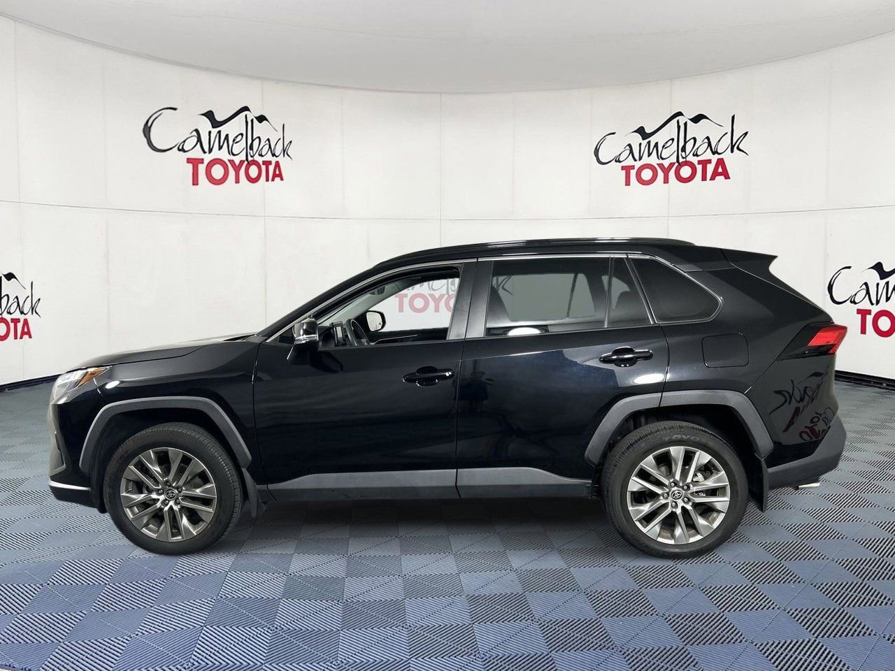 Used 2022 Toyota RAV4 XLE Premium FWD image 4