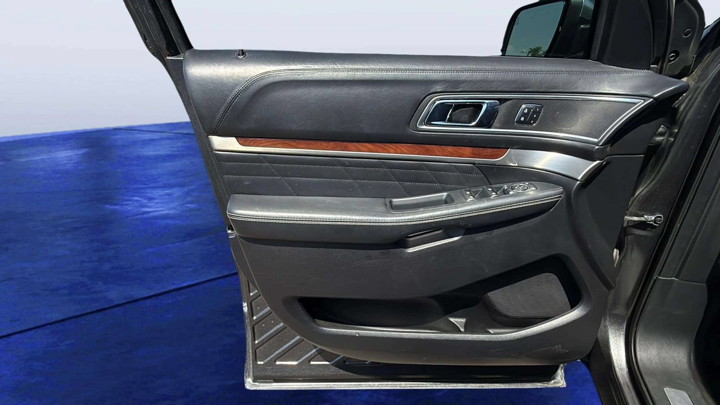 Used 2018 Ford Explorer Platinum AWD/4WD image 19