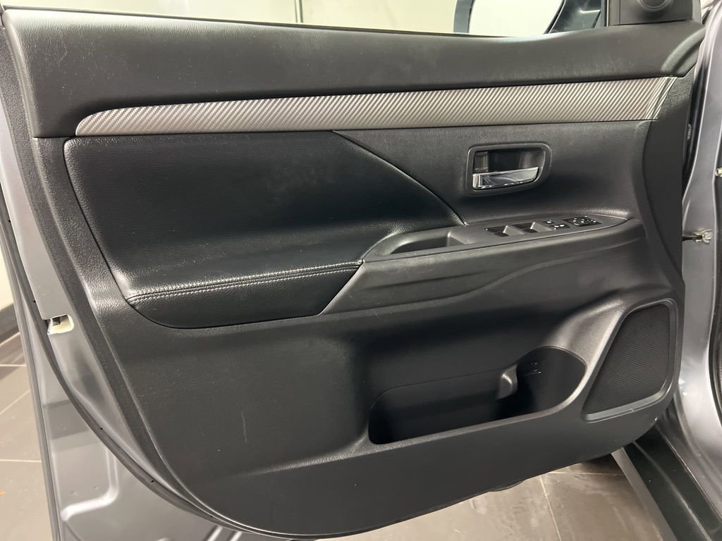 Used 2015 Mitsubishi Outlander SE image 27