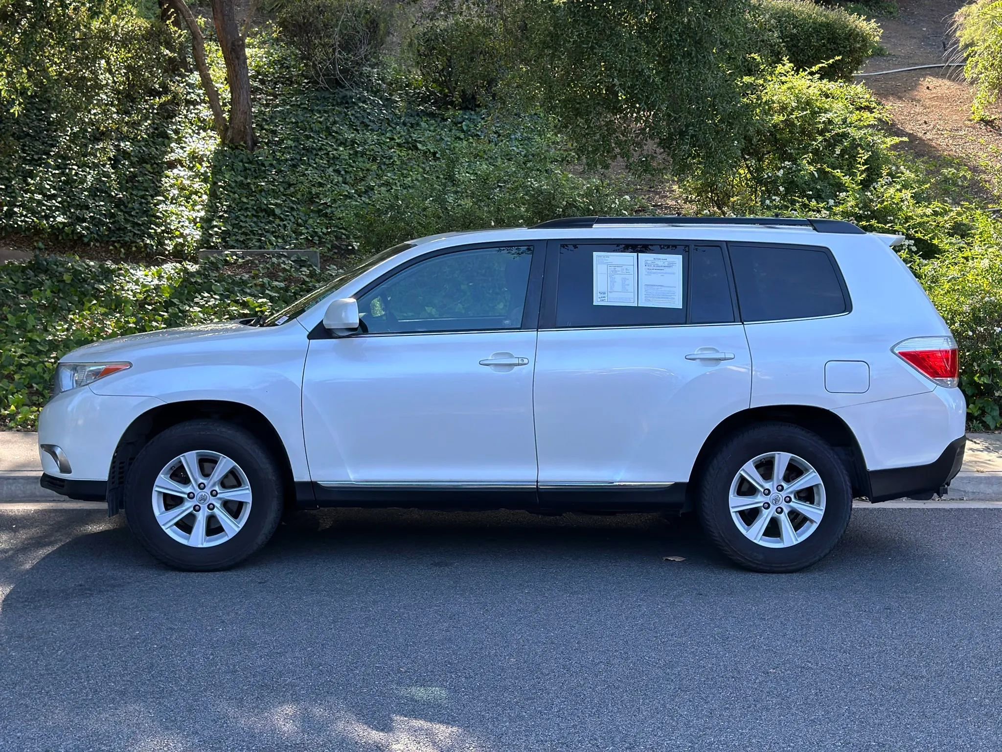 Used 2013 Toyota Highlander SE FWD image 2