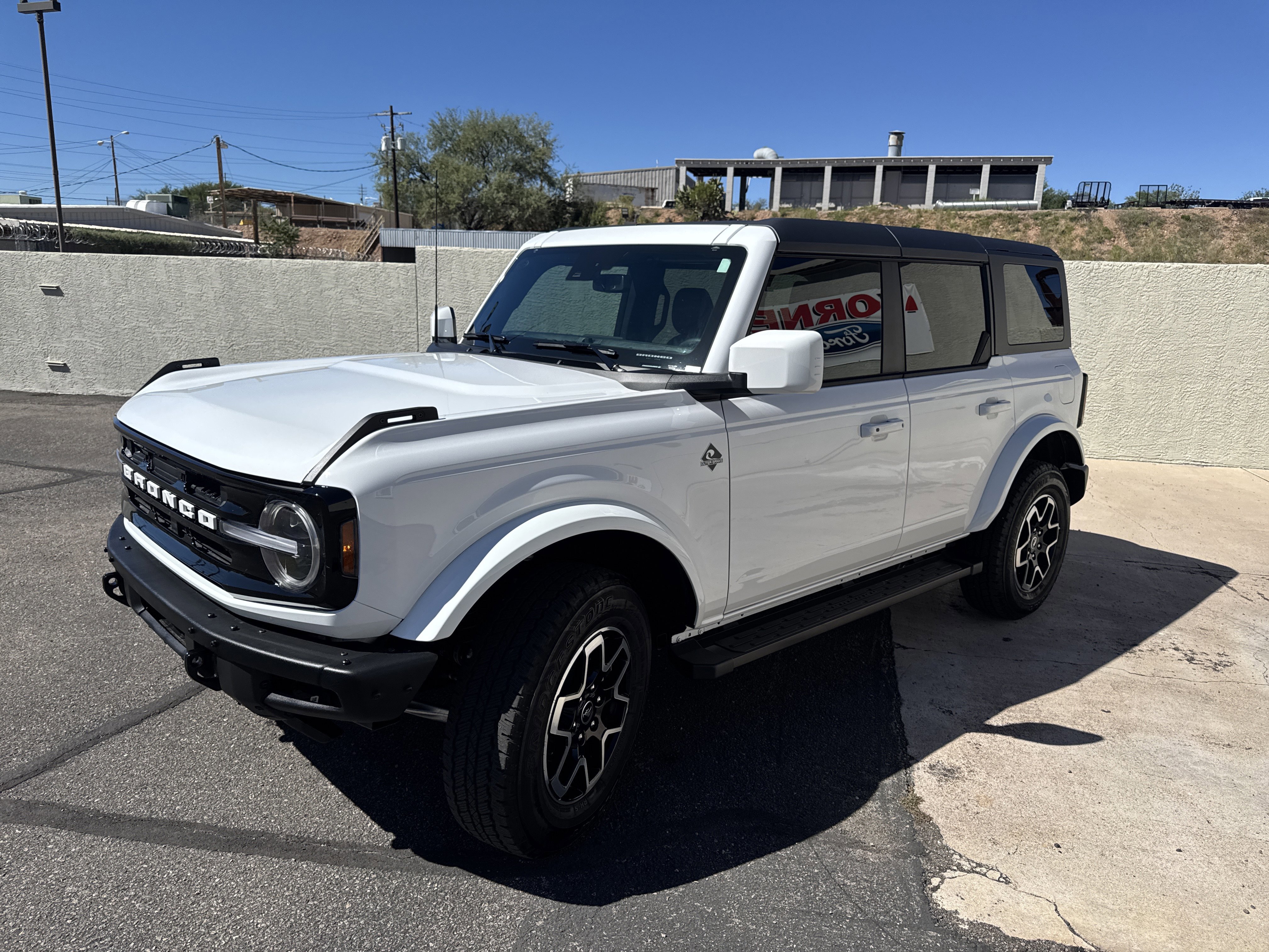 Used 2024 Ford Bronco Outer Banks image 3