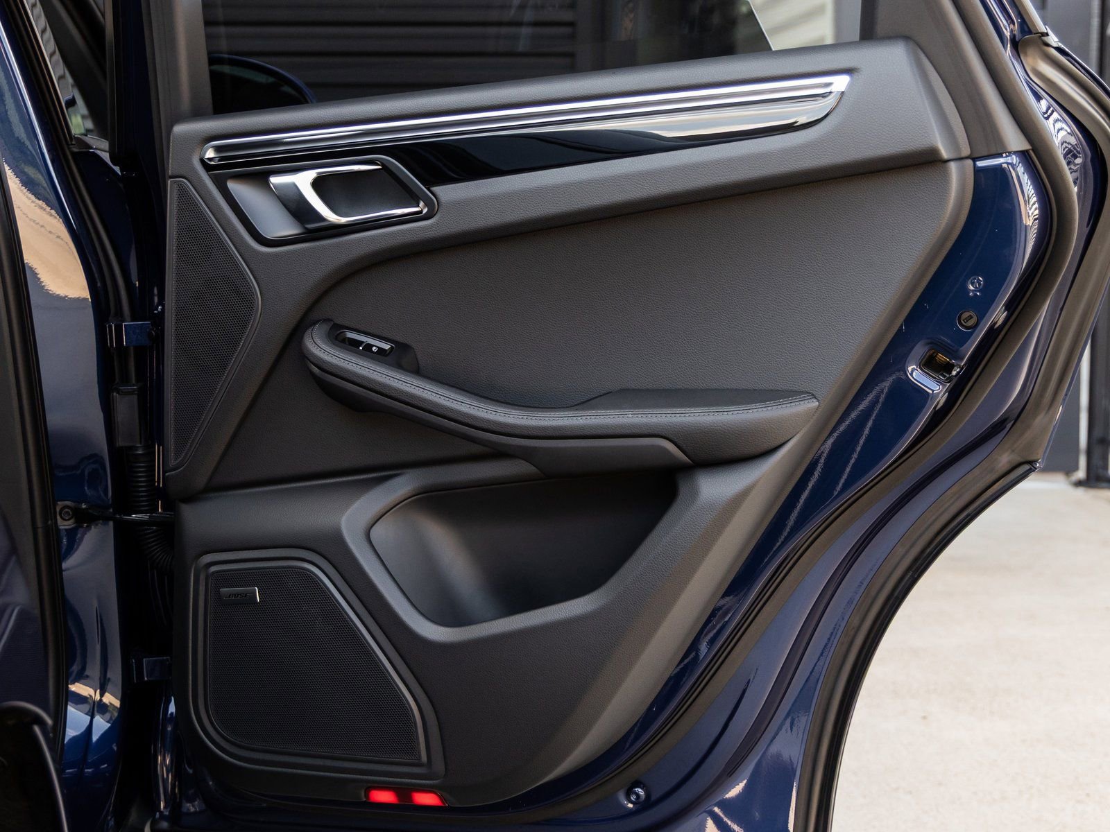 Certified 2025 Porsche Macan image 32