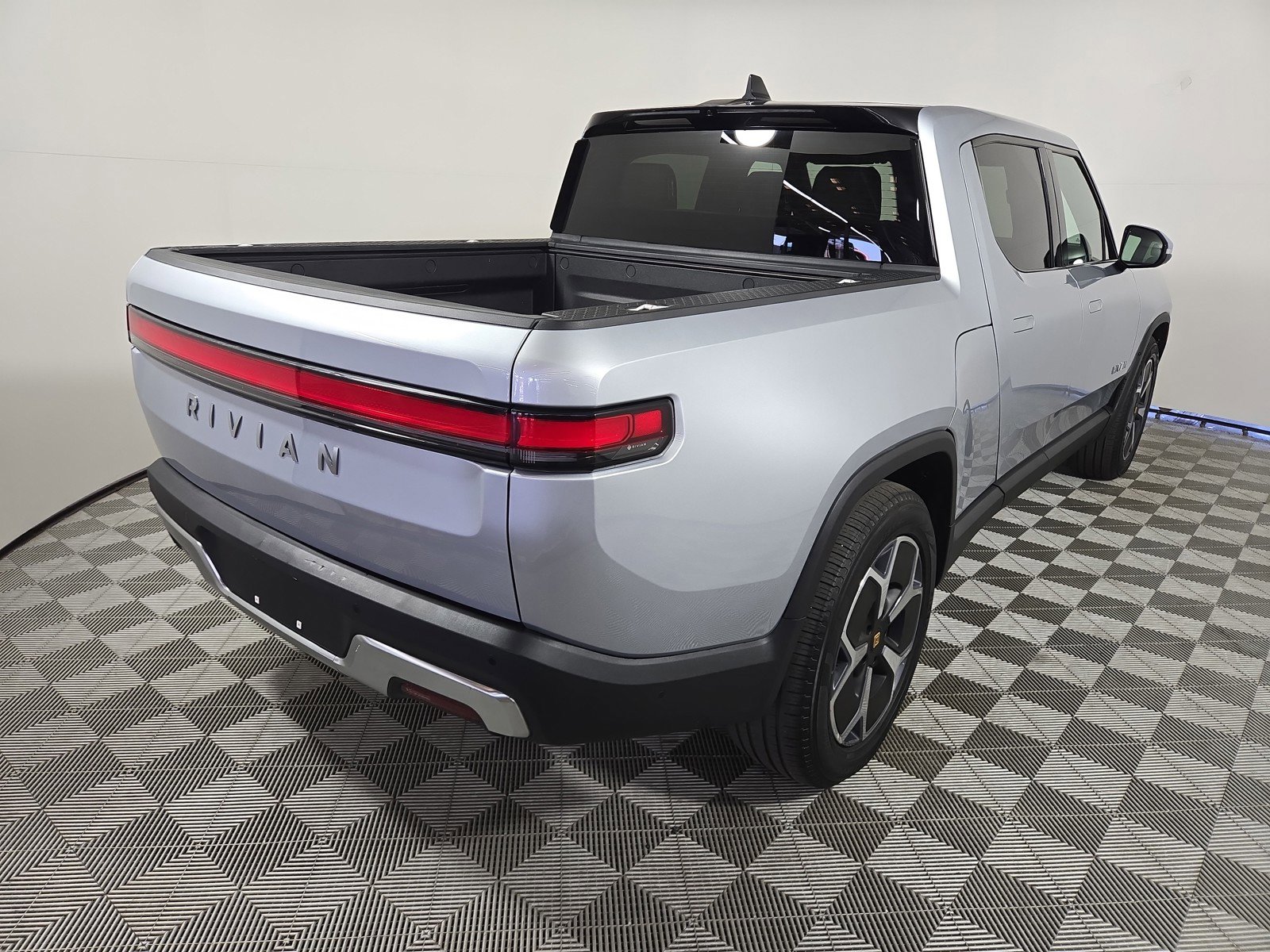 Used 2024 Rivian R1T Adventure AWD/4WD image 5