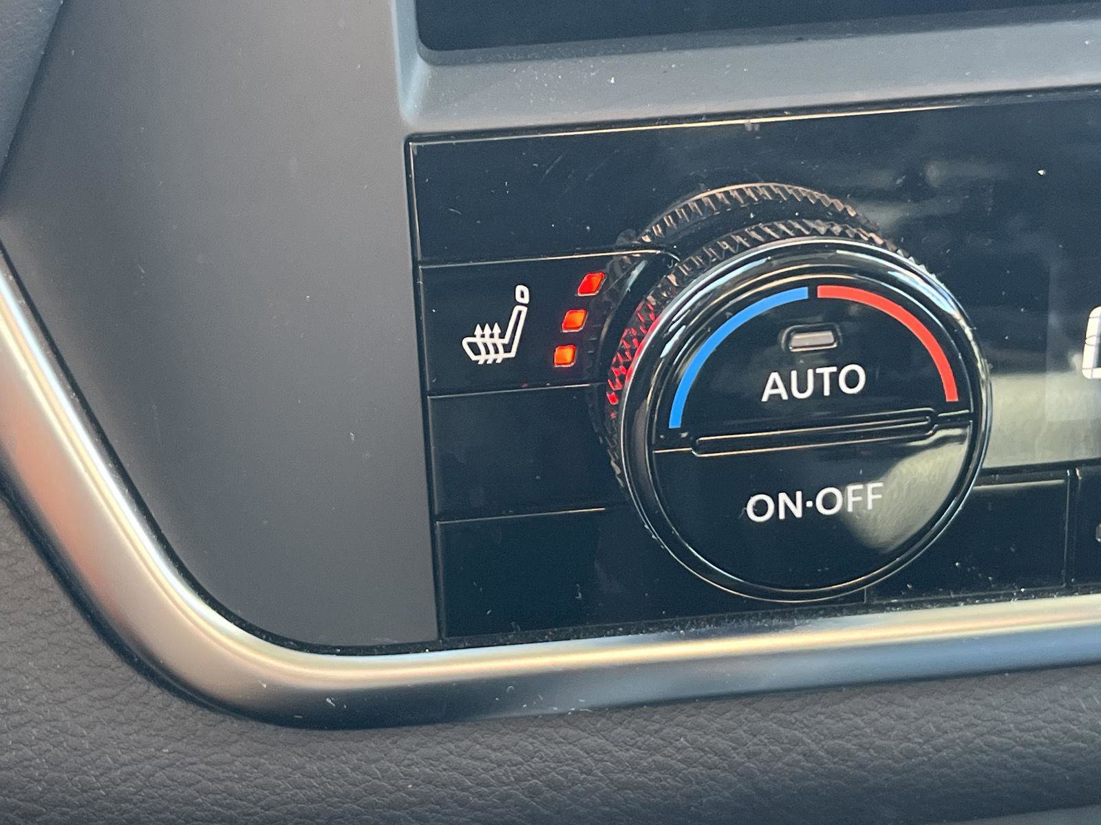 Used 2023 Nissan Rogue SV w/ SV Premium B Package image 18