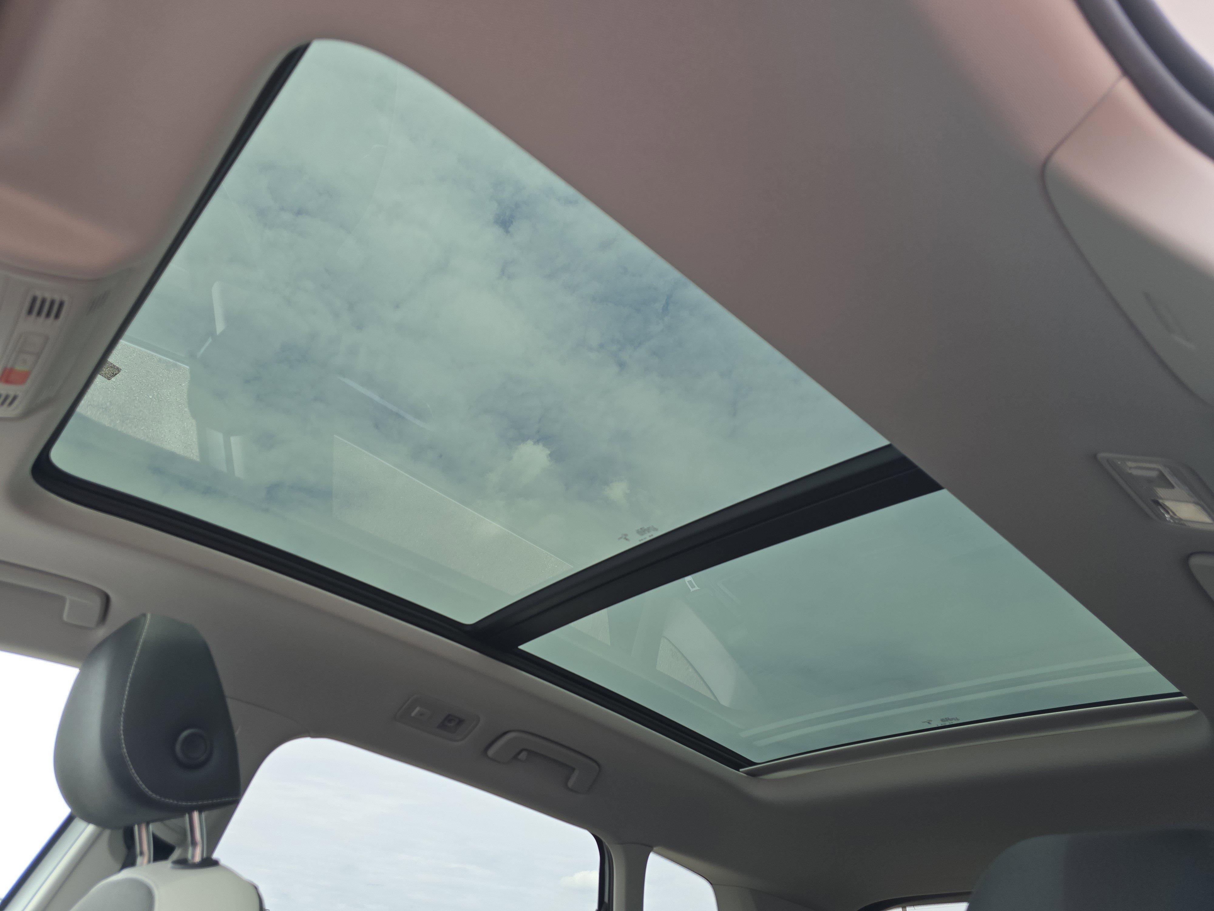 New 2026 Volkswagen Taos SE AWD/4WD image 9