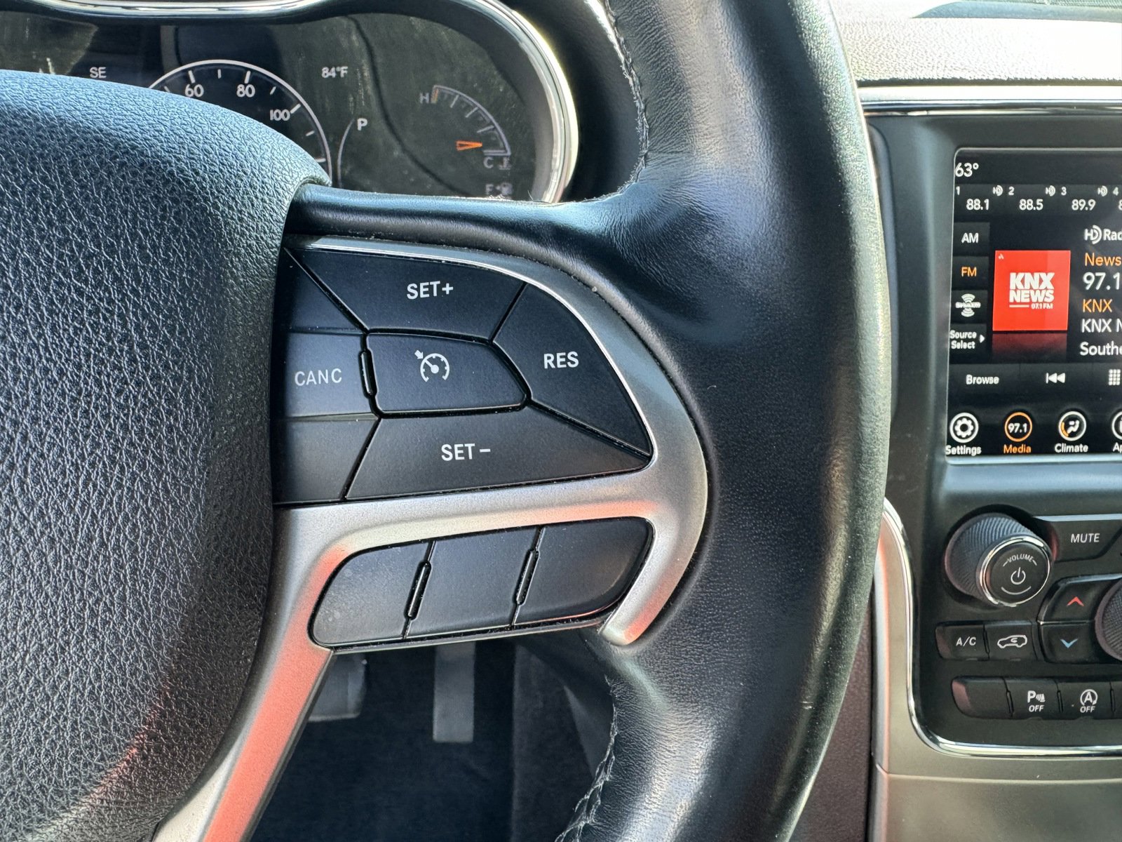 Used 2018 Jeep Grand Cherokee Altitude image 25