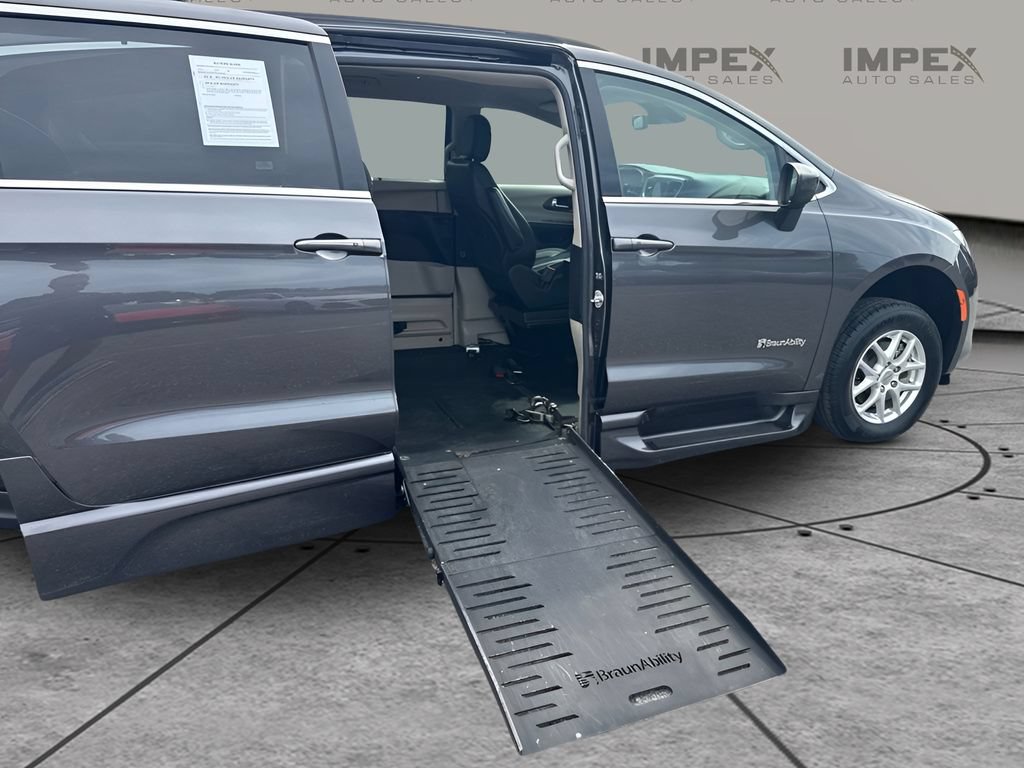 Used 2021 Chrysler Voyager Lxi w/ Cold Weather Group FWD image 17
