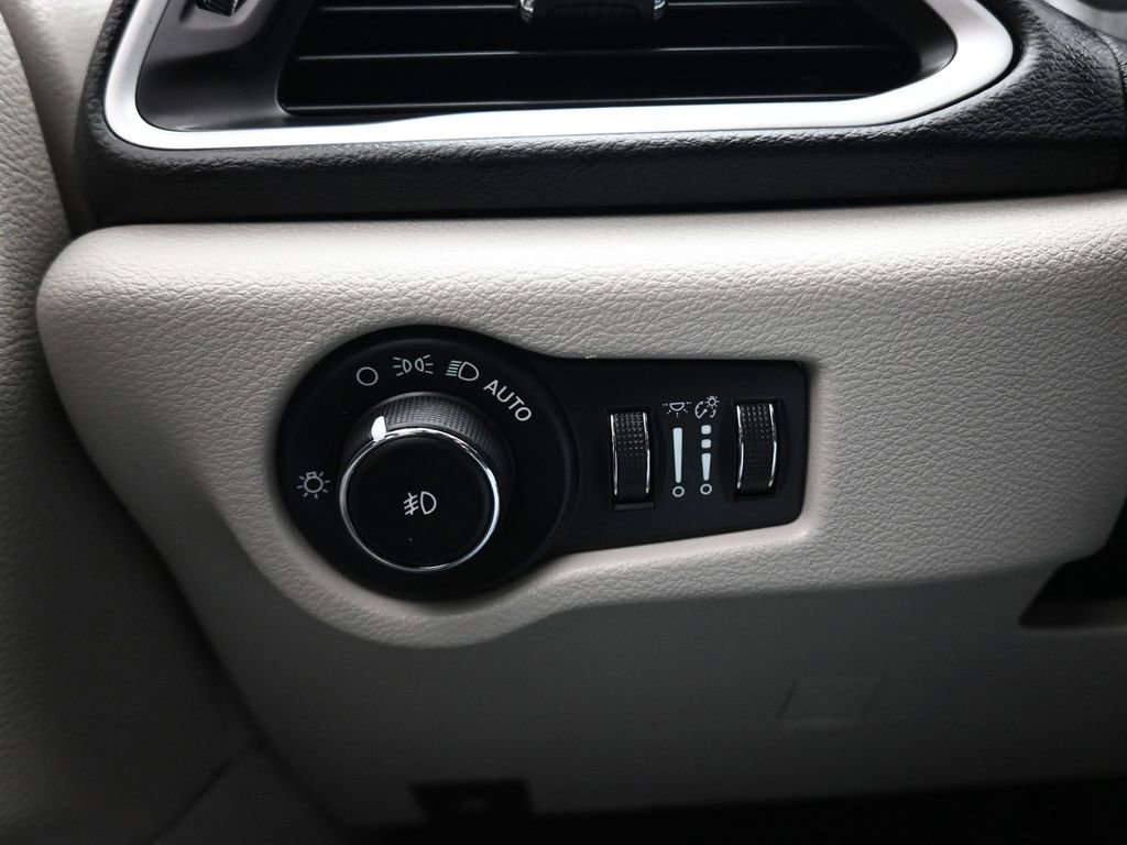 Used 2022 Chrysler Pacifica Touring-L image 27