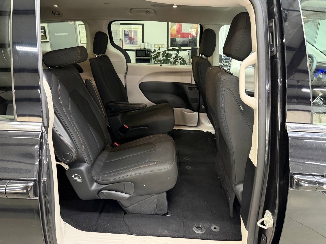 Used 2020 Chrysler Pacifica Touring w/ Advanced Safetytec Group FWD image 14