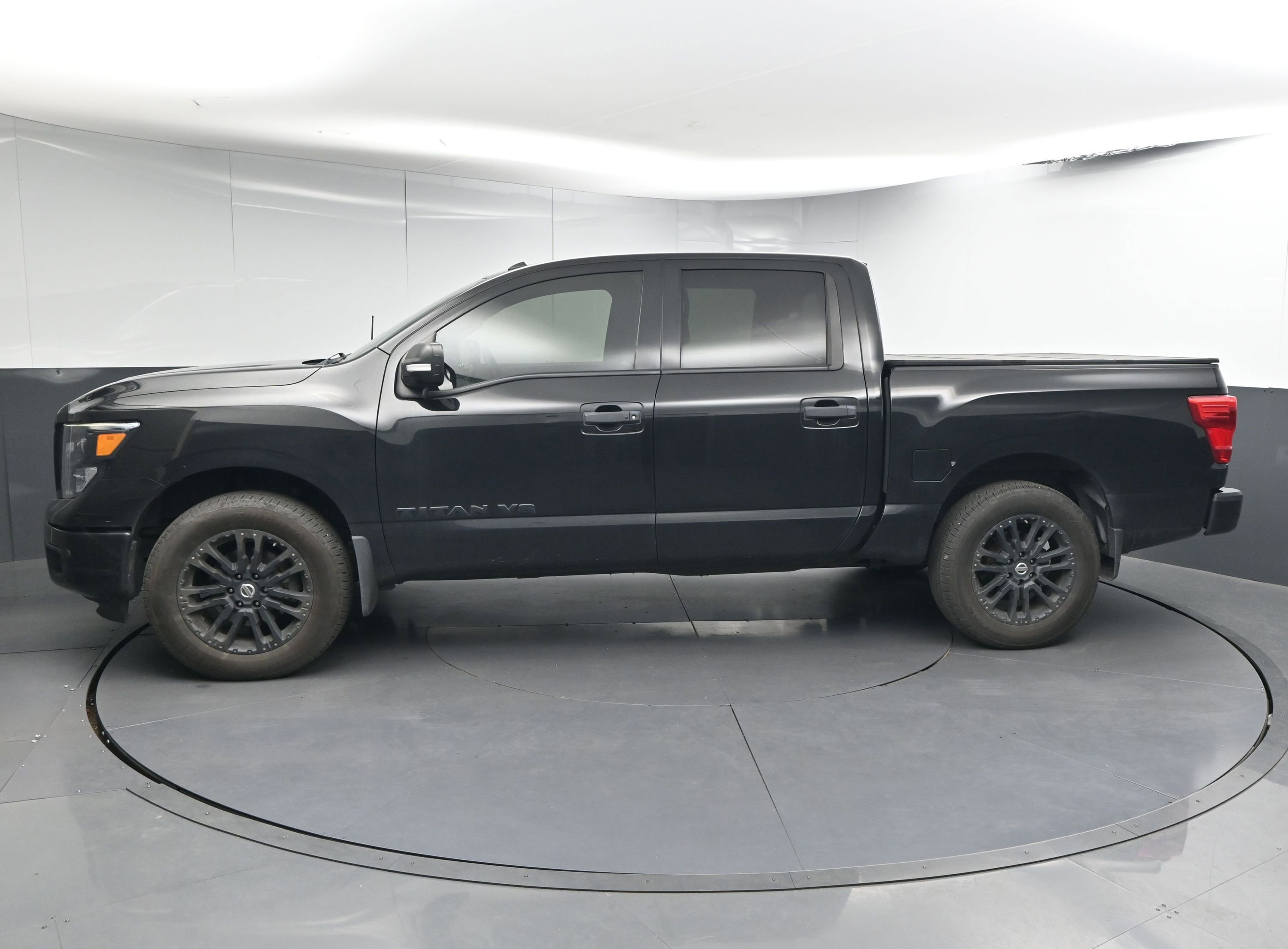 Used 2019 Nissan Titan SV w/ SV Convenience Package image 5