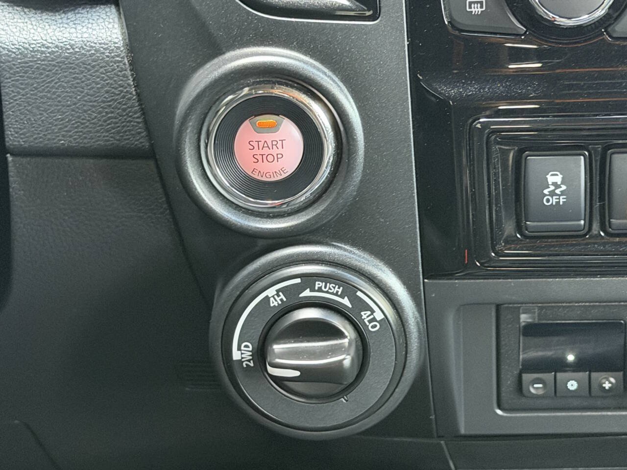 Used 2022 Nissan Titan PRO-4X w/ Pro-4x Convenience Package AWD/4WD image 31