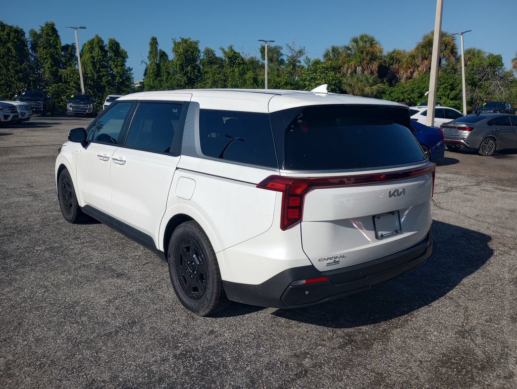 Used 2025 Kia Carnival FWD image 5