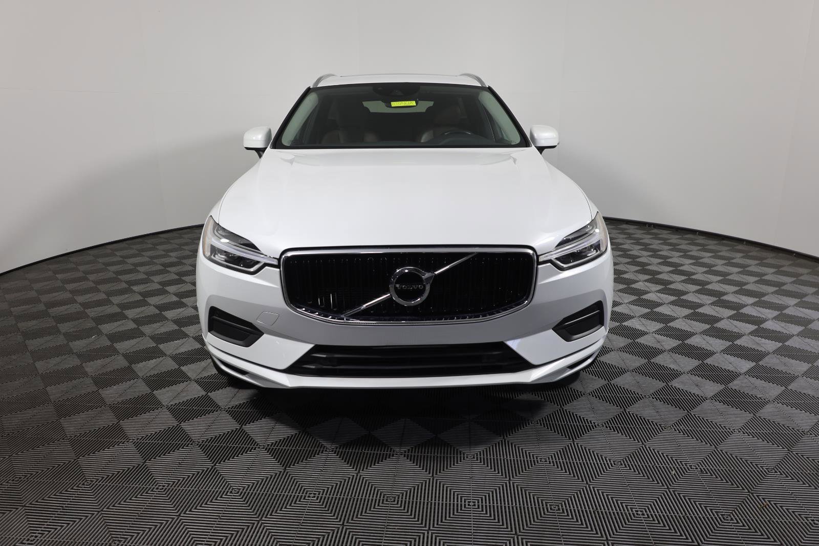 Used 2018 Volvo XC60 T5 Momentum w/ Vision Package AWD/4WD image 2