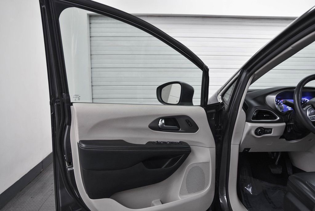 Used 2023 Chrysler Pacifica Touring-L image 9