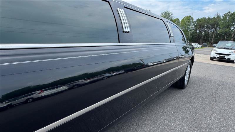 Used 2008 Lincoln Town Car Executive RWD image 20