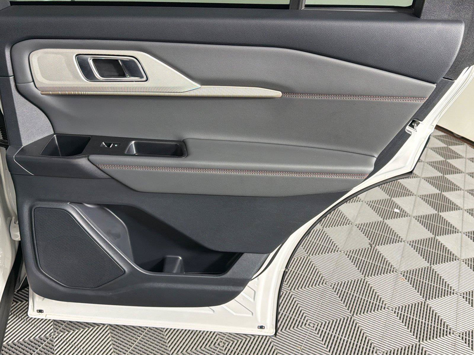 Used 2025 Ford Explorer Active RWD image 16