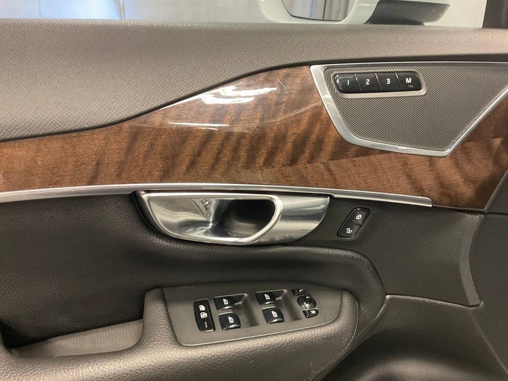 Used 2016 Volvo XC90 T6 Momentum w/ Momentum Plus Package AWD/4WD image 16