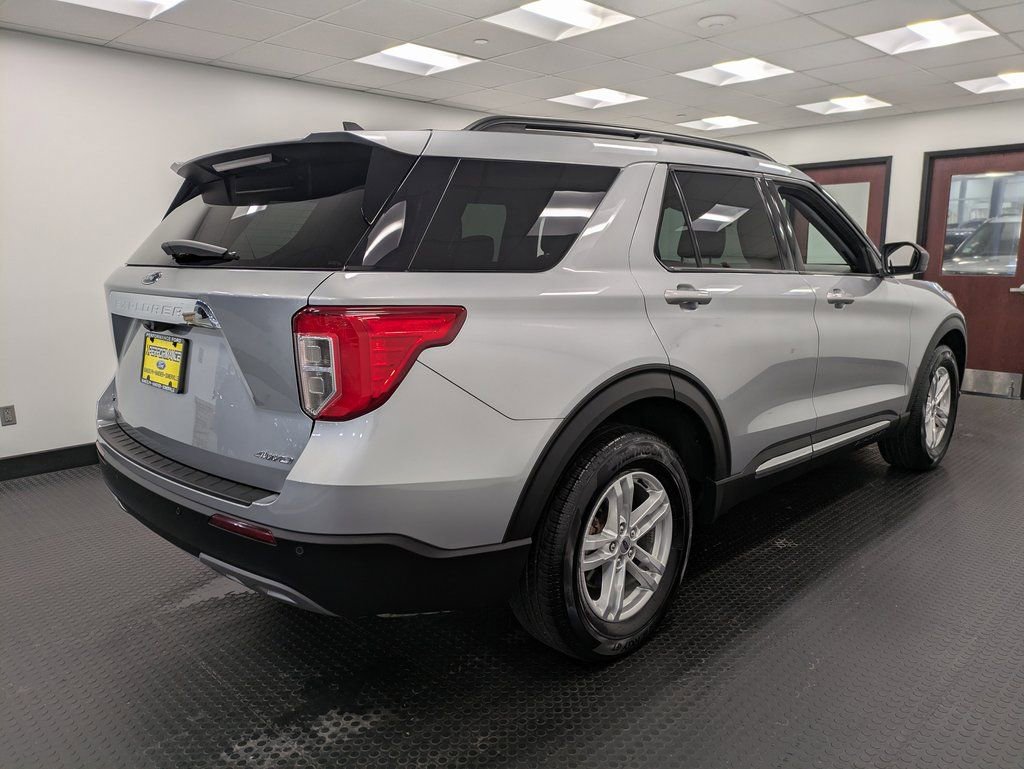 Used 2022 Ford Explorer XLT w/ Equipment Group 202A image 4