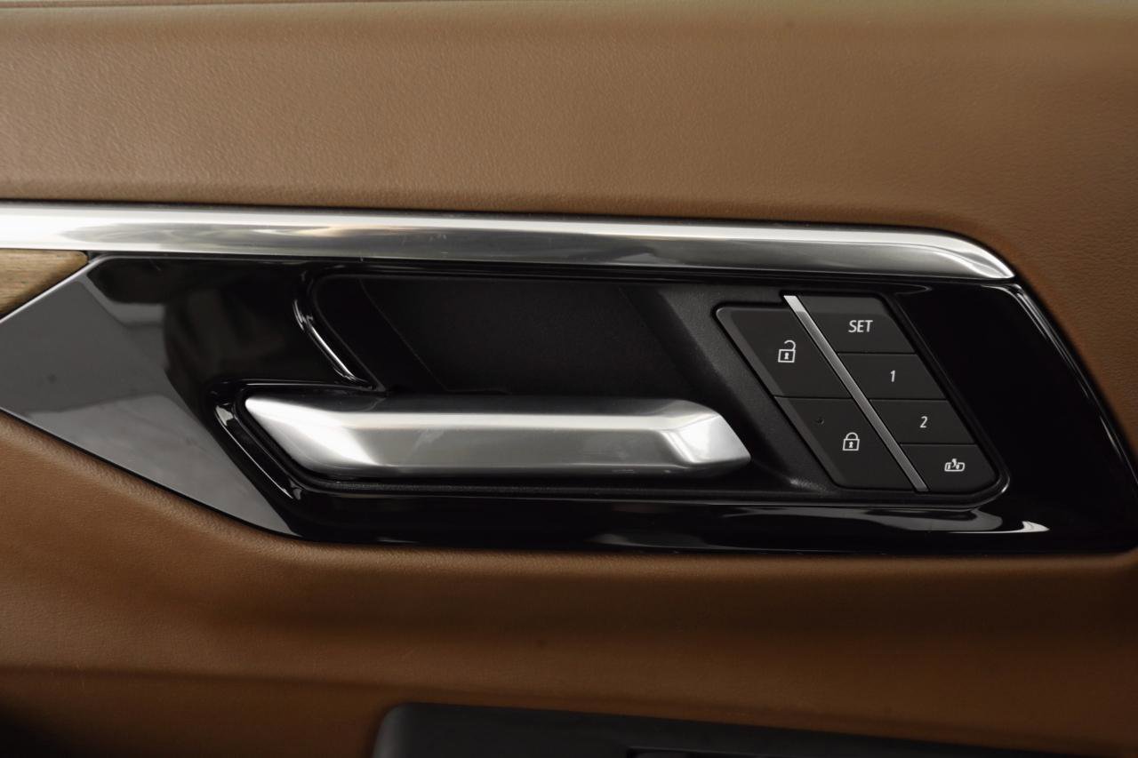 Used 2025 Chevrolet Suburban High Country image 32