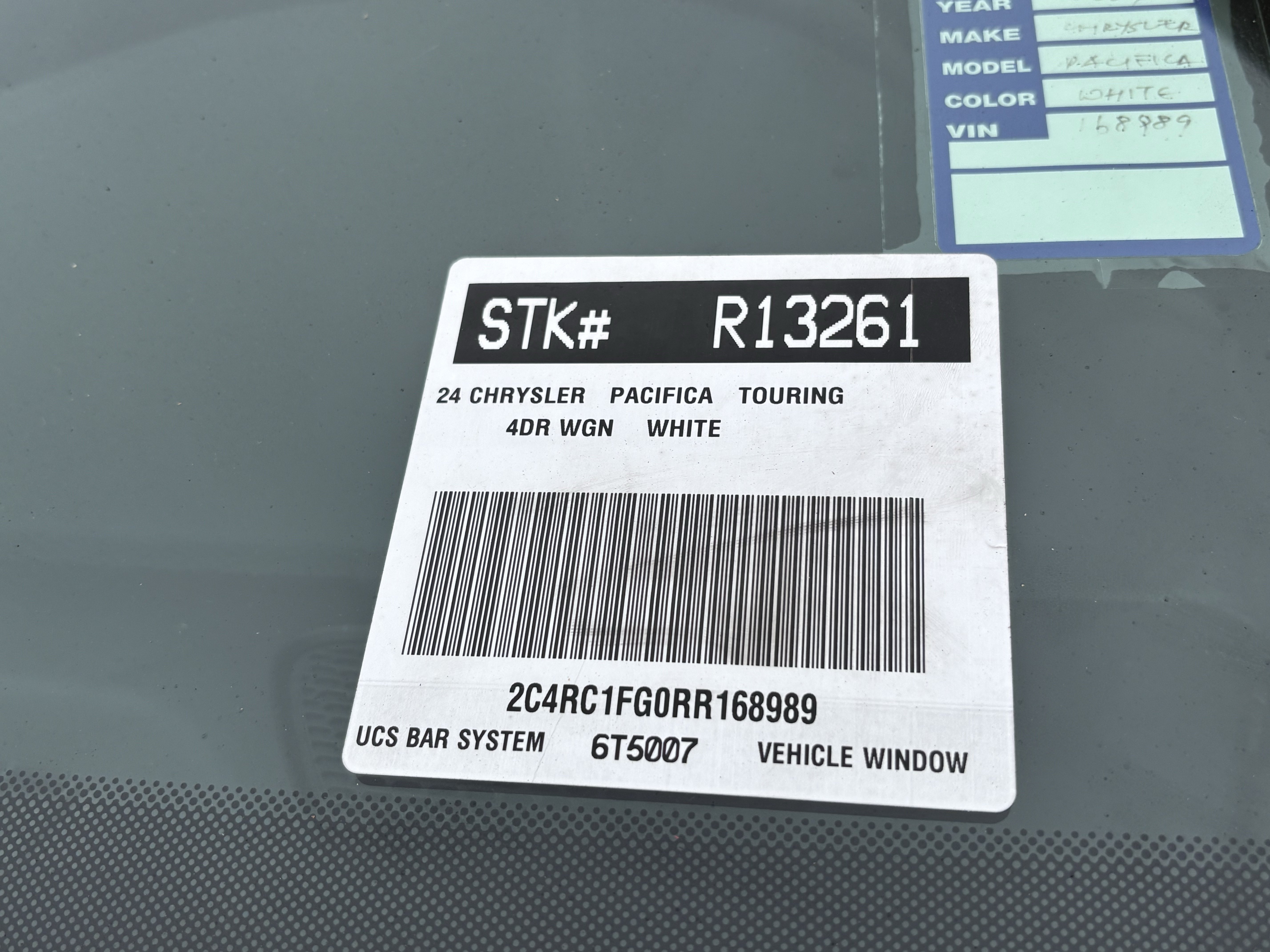 Used 2024 Chrysler Pacifica Touring FWD image 4